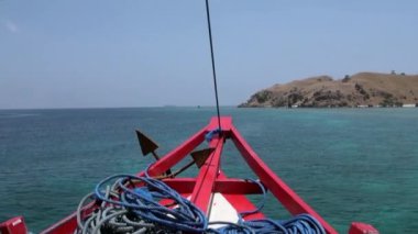 Geminin deniz arka plan üzerinde hareket mavi iple kırmızı yay.