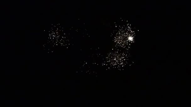 Burst fényes színes része tűzijáték fekete háttér. — Stock videók