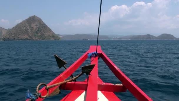 Arco rojo del barco en movimiento sobre el fondo de las islas de superficie y montaña . — Vídeos de Stock