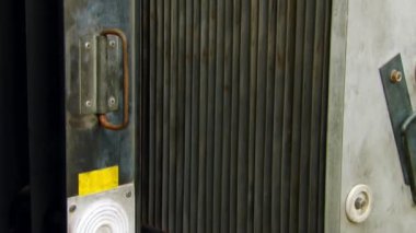 Elektrostatik hızlandırıcı kartuş yüksek voltajda hava parçacıklarını temizler.