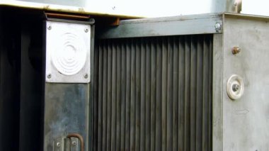 Elektrostatik hızlandırıcı kartuş yüksek voltajda hava parçacıklarını temizler.
