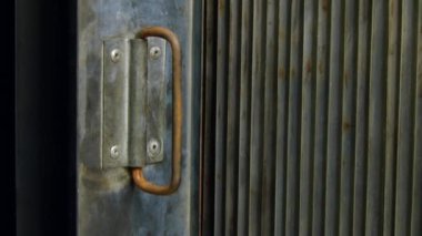Elektrostatik hızlandırıcı kartuş yüksek voltajda hava parçacıklarını temizler.
