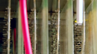 Elektrostatik hızlandırıcı kartuş yüksek voltajda hava parçacıklarını temizler.