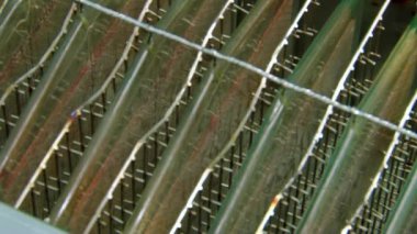 Elektrostatik hızlandırıcı kartuş yüksek voltajda hava parçacıklarını temizler.