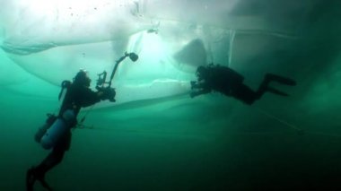 Kameralı su altı kameramanı ve Baykal Gölü 'nün buzları altında teknik dalgıç..
