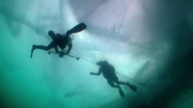 Su altı kameramanı ve Baykal 'ın buzu altında teknik dalgıcın aşırı dalışı.