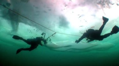 Kameralı su altı kameramanı ve Baykal Gölü 'nün buzları altında teknik dalgıç..