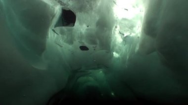 Baykal Gölü 'nün turkuaz buzlu sualtı video çekimi.