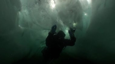 Baykal Gölü 'nün soğuk sularında buzun altında dalgıç..