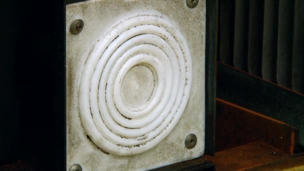 静电式除尘器的盒盖在高压下净化空气粒子. — 图库视频影像