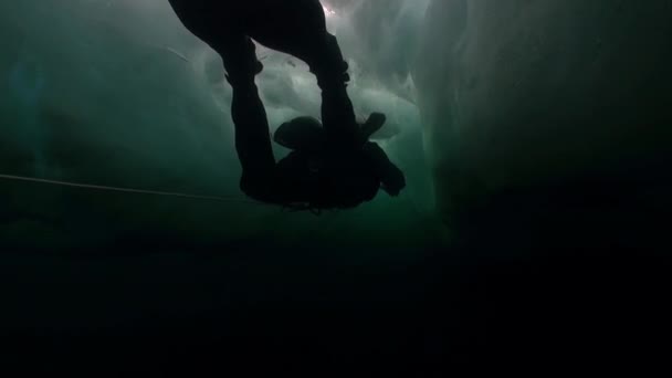 バイカル湖の氷の下でカメラと技術ダイバーと水中カメラマン. — ストック動画