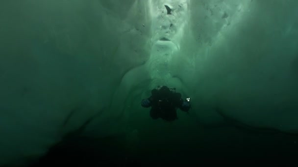贝加尔湖冷水下的极端潜水. — 图库视频影像