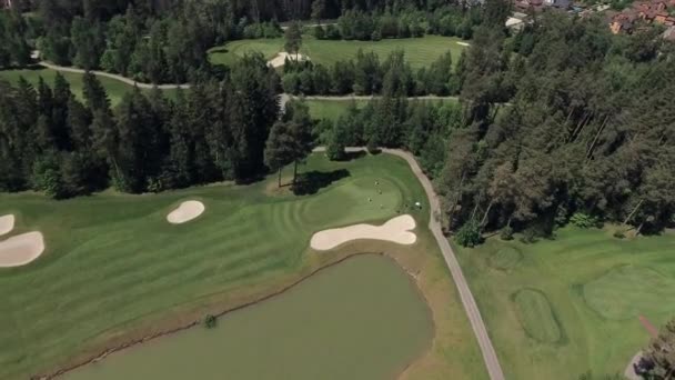 Luftlandschaftsflug über Golfplatz — Stockvideo