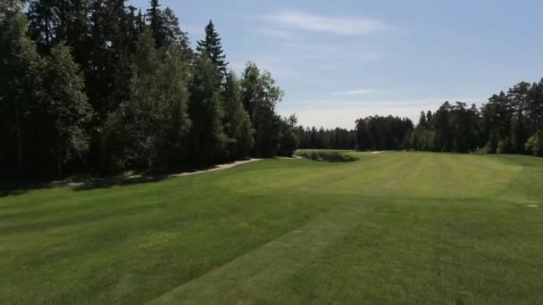 Letecký let nad golfovým hřištěm — Stock video