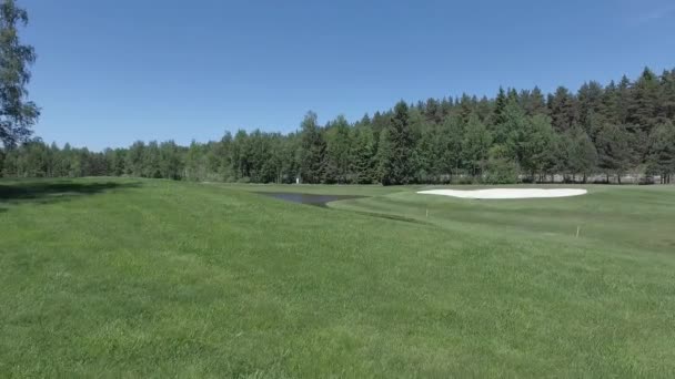 Letecký let nad golfovým hřištěm — Stock video