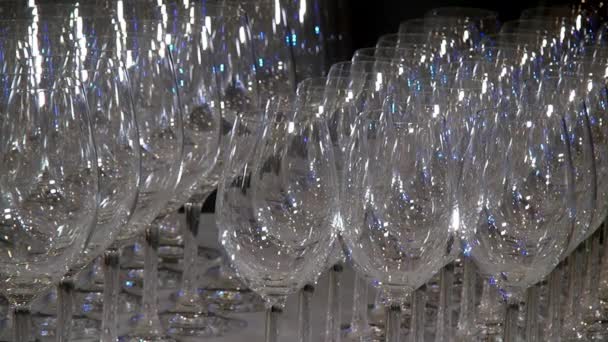 Las copas de cristal transparente brillan en la mesa del banquete . — Vídeo de stock