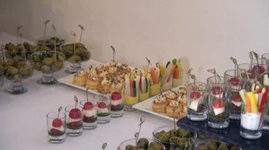İştah açıcı tartlar ve zarif kesilmiş sebzeler..