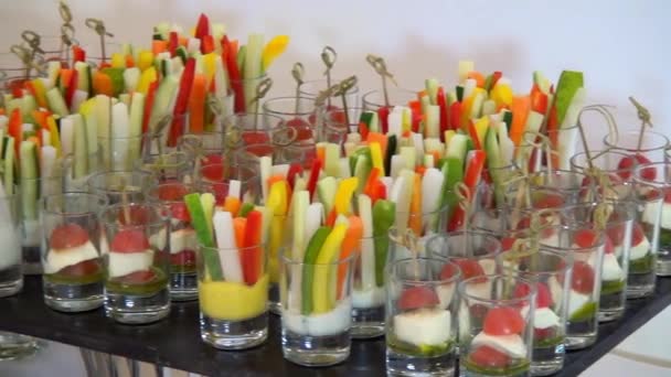 Comida de banquete com legumes frescos elegantemente fica na mesa do banquete . — Vídeo de Stock