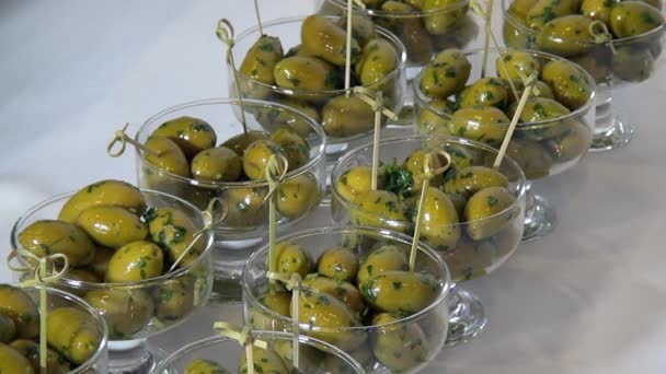 Large green olives on banquet vegetarian table. — Stock Video