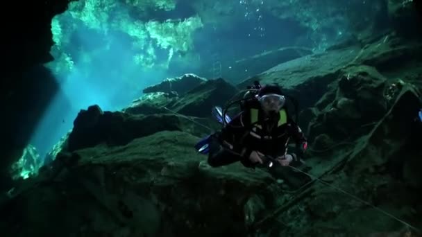Divers in cave of underwater Yucatan Mexico cenotes. — Stock Video