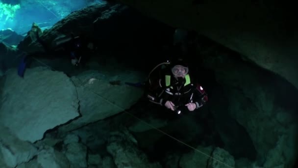 Buceadores en cueva de cenotes submarinos de Yucatán México. — Vídeo de stock