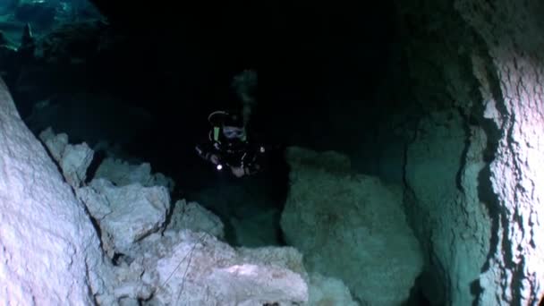 Divers in cave of underwater Yucatan Mexico cenotes. — Stock Video