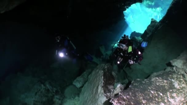 Buceadores en cueva de cenotes submarinos de Yucatán México. — Vídeo de stock