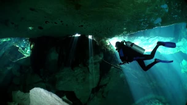 Сонце промені під водою в підземній печері Юкатан Мексика сеноти. — стокове відео