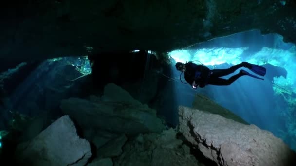 Dykare i grottan under vattnet Yucatan Mexiko cenotes. — Stockvideo