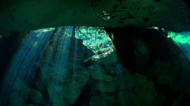Mergulhadores em caverna de Yucatan subaquático cenotes México. — Vídeo de Stock