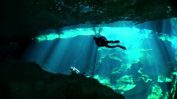 Grupo de buceadores en cueva de cenotes submarinos de Yucatán México . — Vídeo de stock