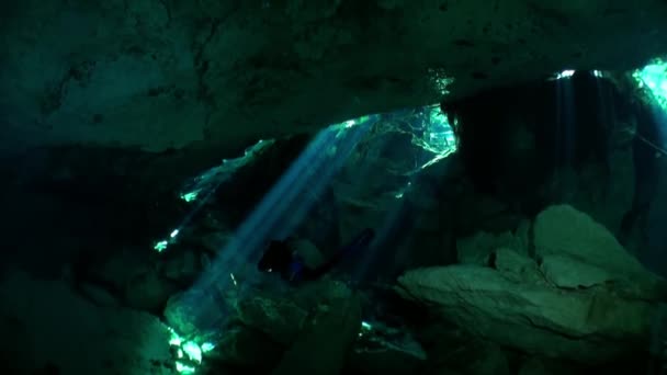 Buceadores en cueva de cenotes submarinos de Yucatán México. — Vídeo de stock