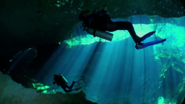 Buceadores en cueva de cenotes submarinos de Yucatán México. — Vídeo de stock