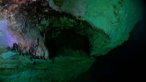 Höhle in Yucatan Mexiko Cenoten unter Wasser. — Stockvideo