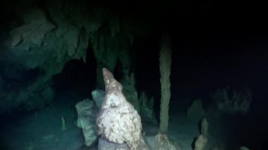 Yucatan Meksika sualtı mezarlıklarında doğal bir manzaranın taşları ve kayaları.