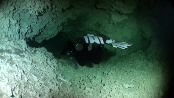 Dykning under vattnet i Yucatan Mexiko cenotes. — Stockvideo
