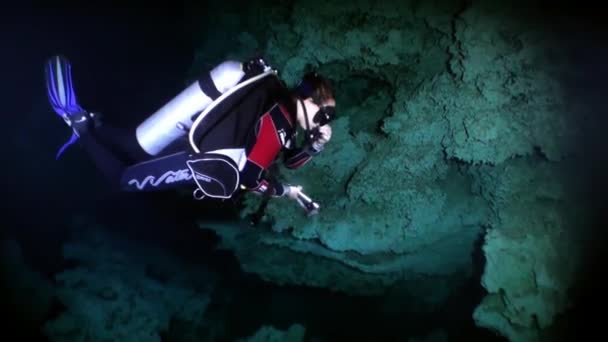 Immersioni subacquee in Yucatan Messico cenote. — Video Stock