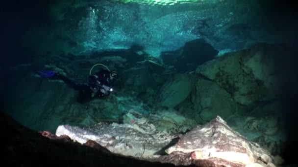 Potápění pod vodou v Yucatan Mexiko cenoty. — Stock video