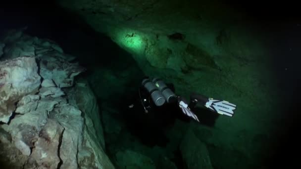 Tauchen unter Wasser in Yucatan Mexiko Cenoten. — Stockvideo