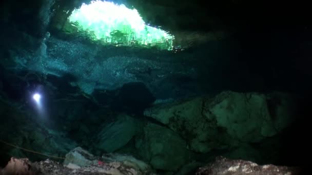 Buceo bajo el agua en Yucatán México cenotes. — Vídeos de Stock