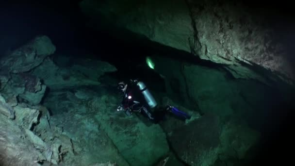 Прыжки с акваланга под водой в Мексике. — стоковое видео