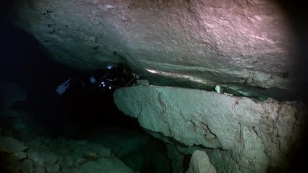 Buceador en cueva en aguas subterráneas de cenotes submarinos de Yucatán México . — Vídeos de Stock