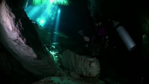 Buceadores en cueva bajo el agua Yucatán México cenotes . — Vídeo de stock