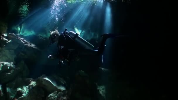 Duiker in rotsen van onderwater grot Yucatan Mexico cenotes. — Stockvideo