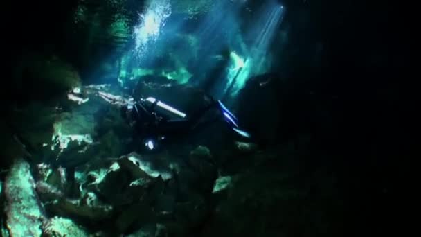 Buceador en luz solar en rocas de cueva submarina Yucatán México cenotes . — Vídeo de stock