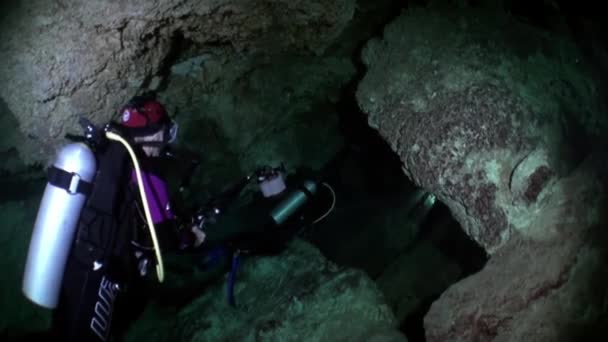 Buceo en aguas subterráneas de cenotes submarinos de Yucatán México . — Vídeos de Stock