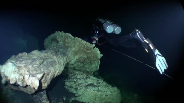 Buceador en cueva en aguas subterráneas de cenotes submarinos de Yucatán México . — Vídeo de stock