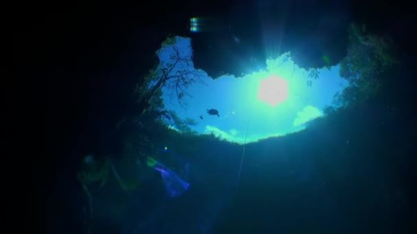 Yucatan Meksika 'nın yeraltı mağarasında suyun altından parlak güneş manzarası. — Stok video