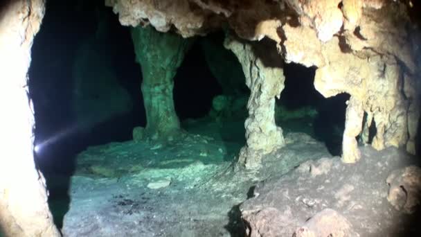 Mergulhador na caverna subaquática Yucatan México cenotes . — Vídeo de Stock