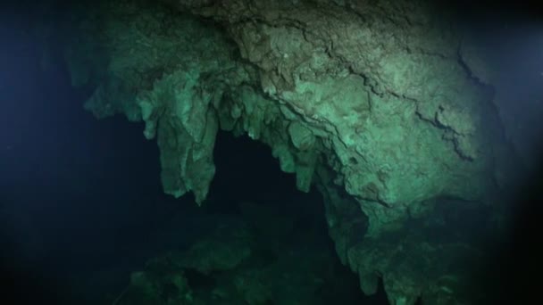 Skály v jeskyni v podzemní vodě pod vodou Yucatan Mexiko cenoty. — Stock video